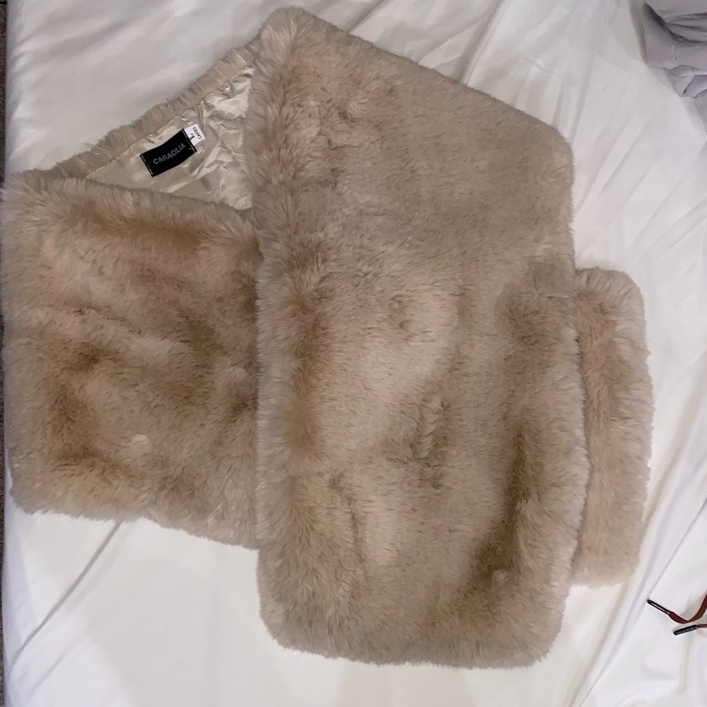 Caracilia Women Luxury Faux Fur Wrap/ Cape/ Shawl - Picture 2 of 2